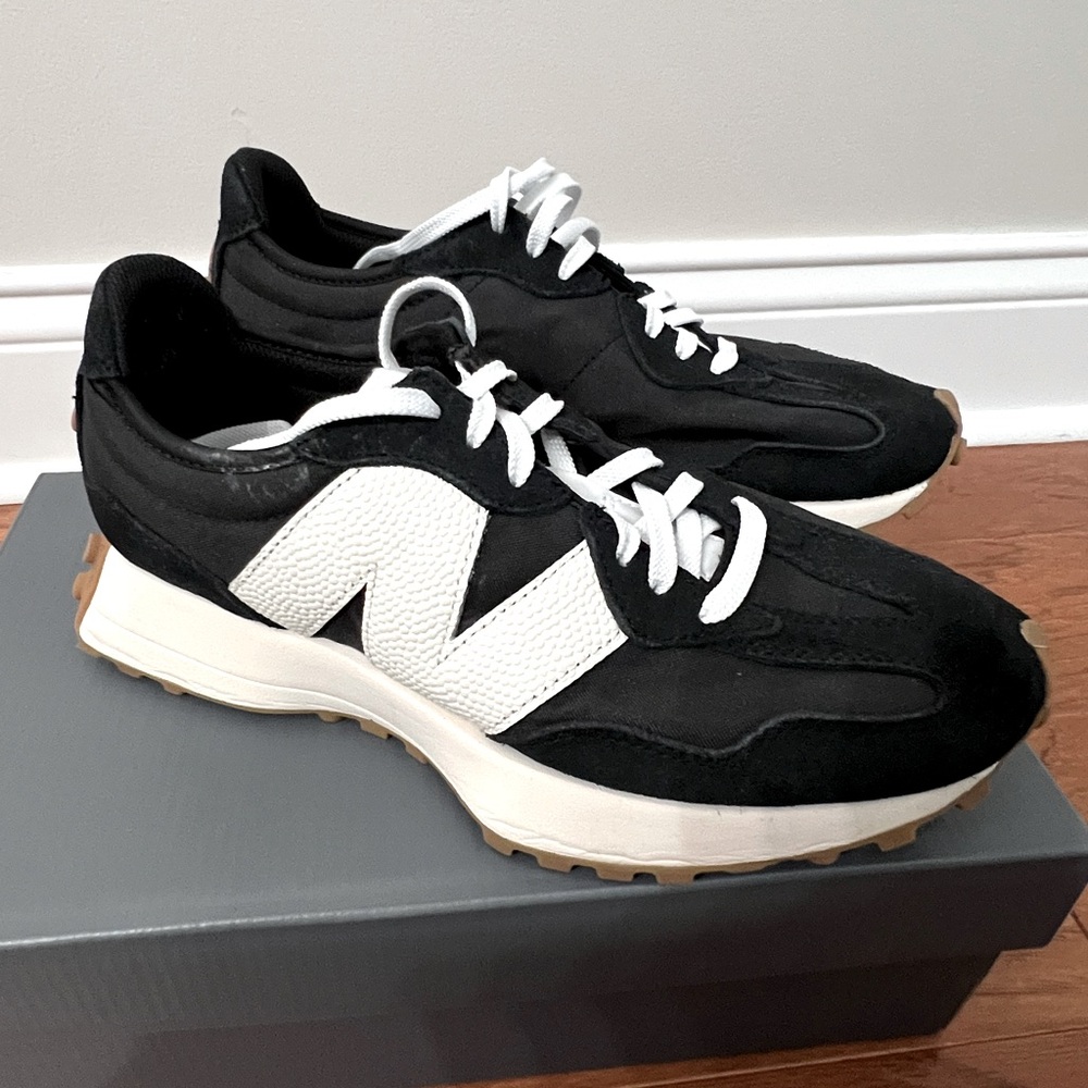 New Balance 327 Black White Womens Size 9